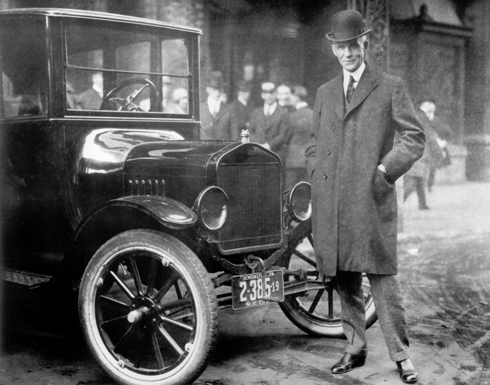 Henry Ford ao lado de um carro